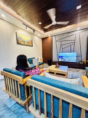 Smart TV, futbolito, libros, videoteca