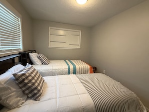 2 habitaciones, escritorio y tabla de planchar con plancha
