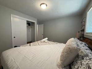 2 soverom, skrivebord, strykejern/-brett og reiseseng for barn