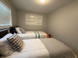 2 dormitorios, escritorio, tabla de planchar con plancha y cuna de viaje