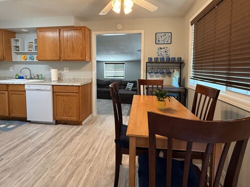 Happy Hazel-King Suite • Game Room • Fire Pit • Pet Friendly • Spacious Yard • Boise
