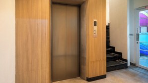 Un ascensor con detalles de madera y un panel de control.
