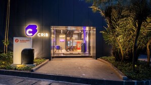 Un edificio moderno con un letrero de neón que dice 