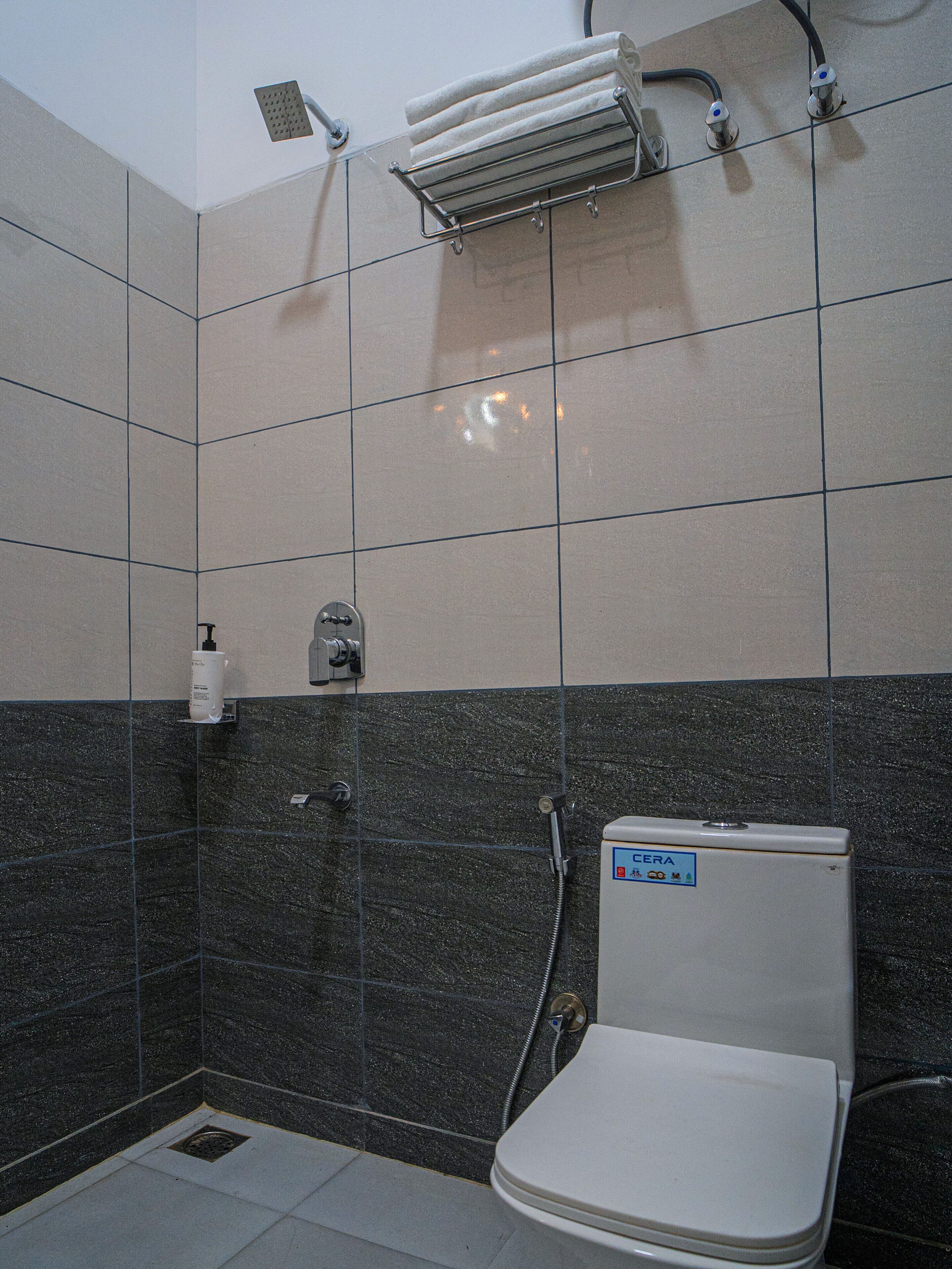 Deluxe tweepersoonskamer, 1 kingsize bed, niet-roken | Badkamer | Designer toiletartikelen, een haardroger, handdoeken, zeep