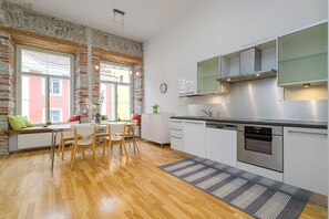 Réfrigérateur, four à micro-ondes, un four, surface de cuisson