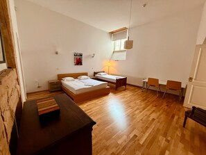 1 habitación, escritorio, tabla de planchar con plancha y cuna de viaje
