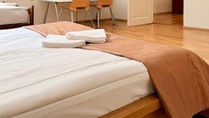 Une chambre à coucher avec un lit, un bureau et deux chaises.