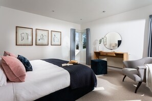 4 habitaciones, tabla de planchar con plancha, wifi y ropa de cama 