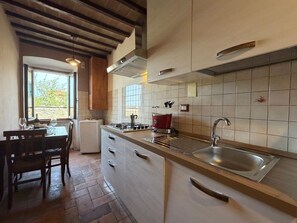 Coffee/tea maker, fridge, oven, stovetop