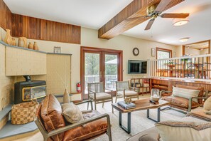 TV, books - 13 Mi to Ski Big Bear: Updated Getaway w/ Deck (Shohola)