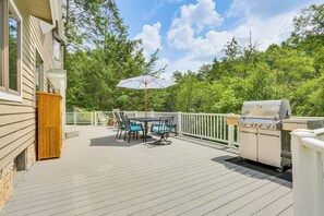 Outdoor dining - 13 Mi to Ski Big Bear: Updated Getaway w/ Deck (Shohola)
