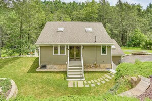 Exterior - 13 Mi to Ski Big Bear: Updated Getaway w/ Deck (Shohola)