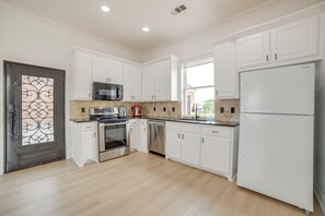 Fridge, microwave, stovetop, dishwasher