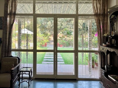 The Studio Cottage - Deluxe 3-bedroom Bed & Breakfast in Bhopal