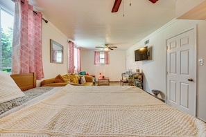 Desk, iron/ironing board, travel cot, Internet