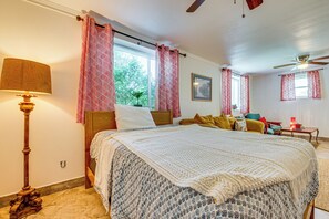 1 bedroom, desk, iron/ironing board, Internet - 7 Mi to Mercedes-Benz Stadium: Artsy Gem in ATL! (East Point)