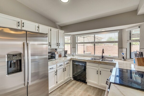 Fridge, microwave, stovetop, dishwasher