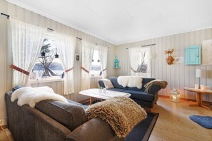 Living area - Remote & Charming Island Getaway in a Norwegian Cottage w/Boat & hidden Beaches (Nordland)