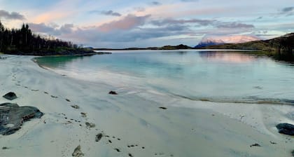 Remote & Charming Island Getaway in a Norwegian Cottage w/Boat & hidden Beaches
