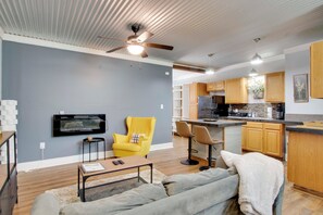 TV, fireplace