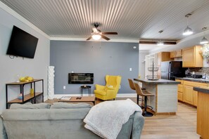 TV, fireplace