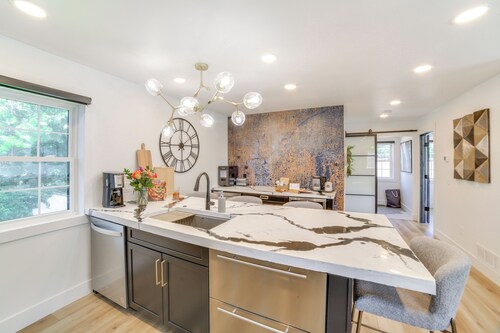 Heated Garage, Walk to Waterfront: Michigan Escape