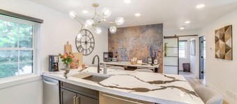 Heated Garage, Walk to Waterfront: Michigan Escape