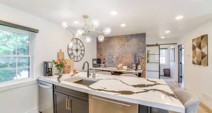 Heated Garage, Walk to Waterfront: Michigan Escape