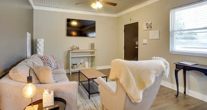 Close to Uptown & Hospital: Greenwood Studio