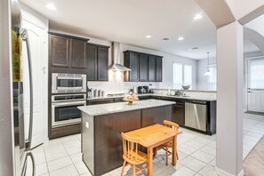 Fridge, microwave, stovetop, dishwasher