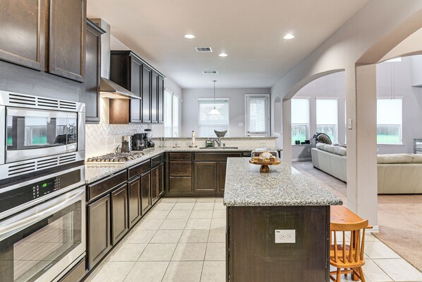 Fridge, microwave, stovetop, dishwasher