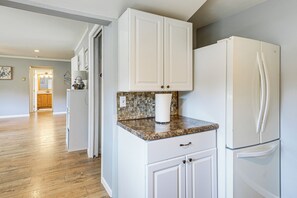 Interior - 1 Block to Lake Huron: Pet-Friendly Apt w/ Kayaks (Lexington)