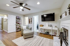 TV, fireplace