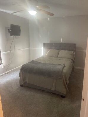 2 habitaciones, tabla de planchar con plancha, wifi y ropa de cama