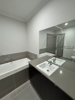 Secadora de cabello, toallas, jabón, papel de baño