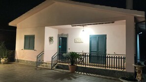 Villa, 2 Bedrooms, Accessible, Balcony | Bahagian luar