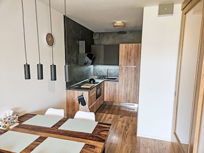 Refrigerador, microondas, horno y lavavajillas 