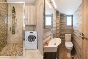 Regadera, amenidades de baño gratuitas, toallas, papel de baño 