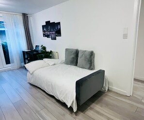 1 bedroom, desk, iron/ironing board, travel crib - Stylish Apartment Near Tower Bridge & The Shard (London)