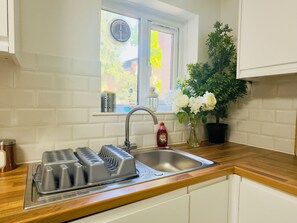 Fridge, microwave, oven, stovetop - Stylish Apartment Near Tower Bridge & The Shard (London)