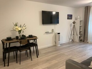 Dining - Stylish Apartment Near Tower Bridge & The Shard (London)