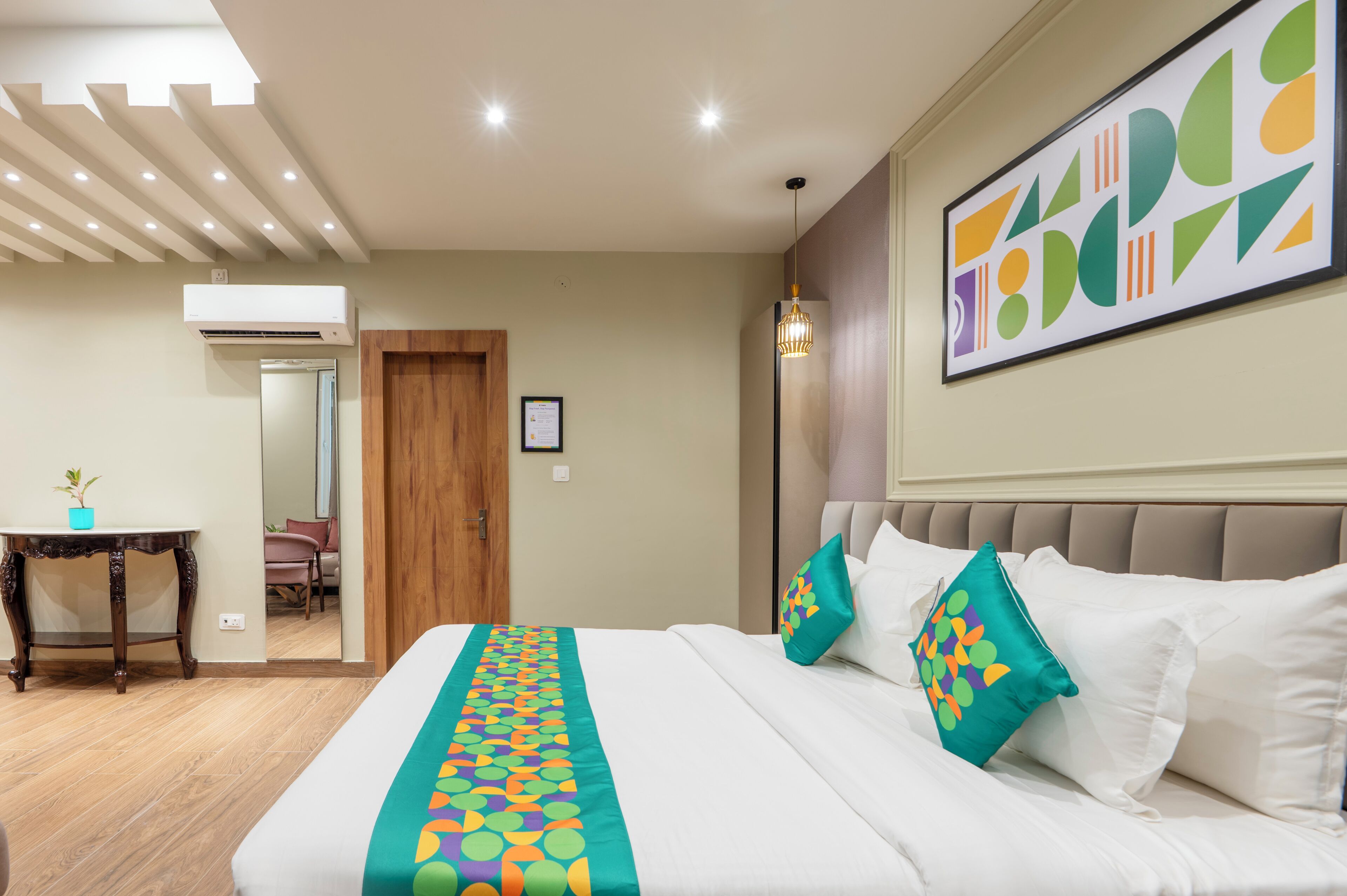 Habitación de hotel con cama, escritorio y silla.