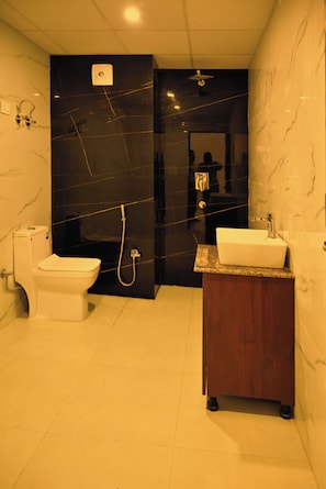 Shower, handuk, sabun, dan sampo