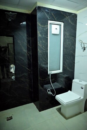 Shower, towels, soap, shampoo - The Opal Hotel (Greater Noida)