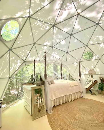 1 bedroom, WiFi, bed sheets. Cozy Off-Grid Dome Retreat in the Woods