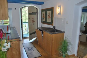 Kühlschrank, Mikrowelle, Ofen, Herdplatte