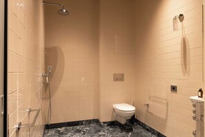 Douche, sèche-cheveux, serviettes fournies