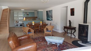 Kamin, Tischtennisplatte, Bücher