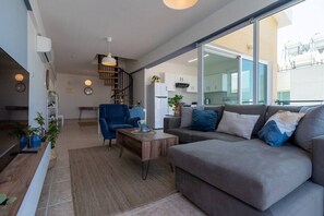 Lejlighed - 3 soveværelser - balkon - byudsigt | Stue | 43-tommers smart-tv med digitale kanaler, streamingtjenester