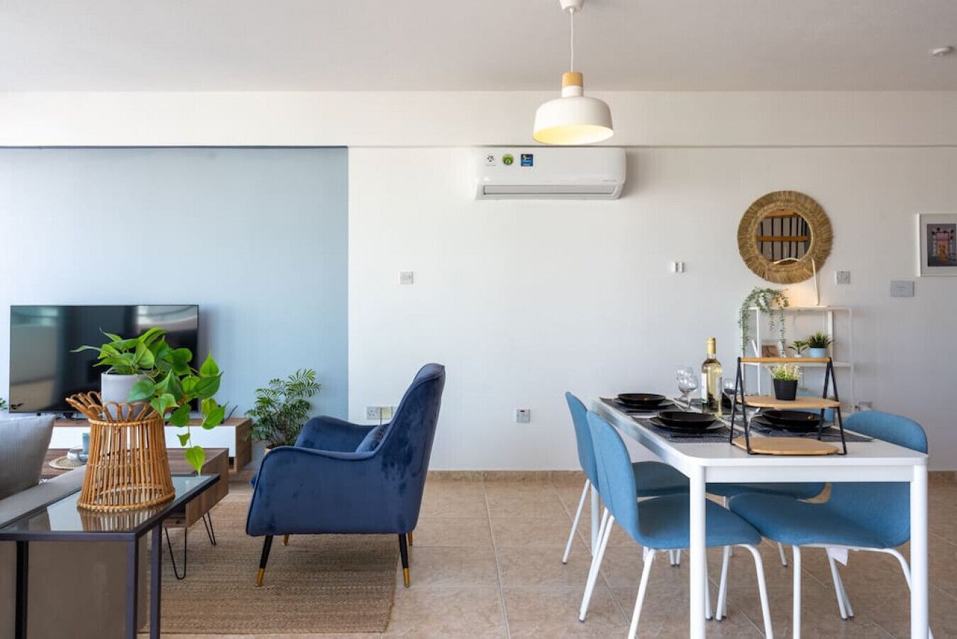 Apartment, 3 Bedrooms, Balcony, City View | In-room dining